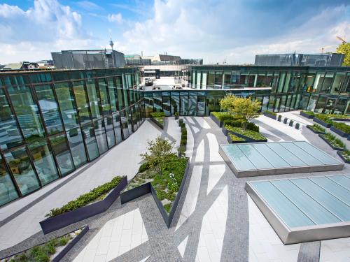 Courtyard with dynamically designed pattern and plantbeds